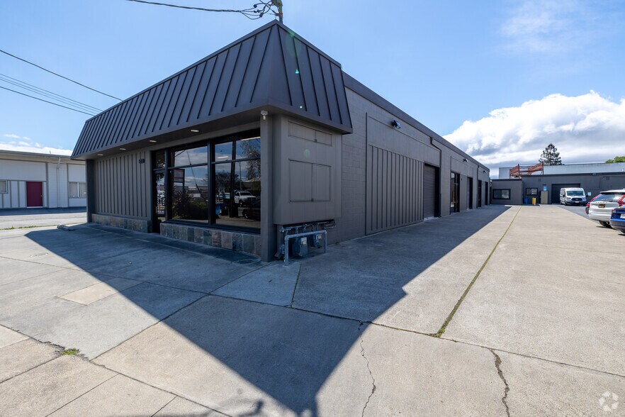 More Photos Of 2620-2626 Spring St, Redwood City Light Manufacturing For Lease