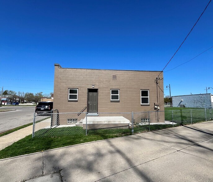 More Photos Of 2827 Fort St, Lincoln Park Freestanding For Sale