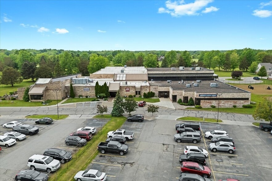 More Photos Of 2140 Fairway Dr, Davison Sports And Entertainment For Sale