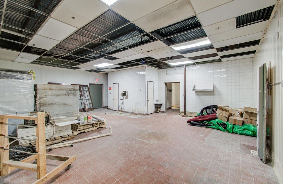 More Photos Of 2103 Cypress Creek Pky, Houston Bar For Sale