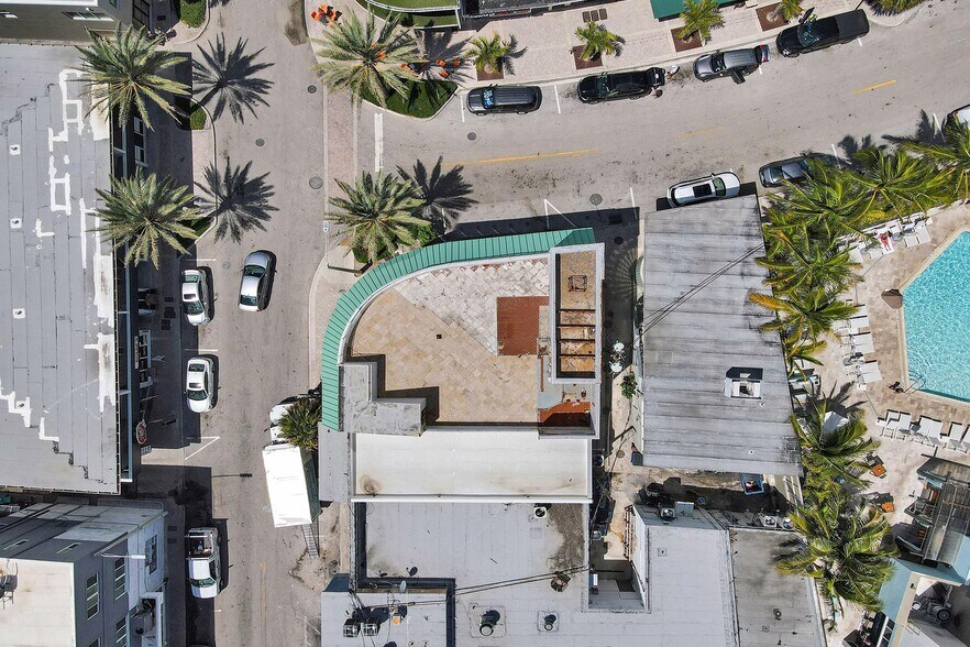 More Photos Of 900 Sunrise Ln, Fort Lauderdale Bar For Lease