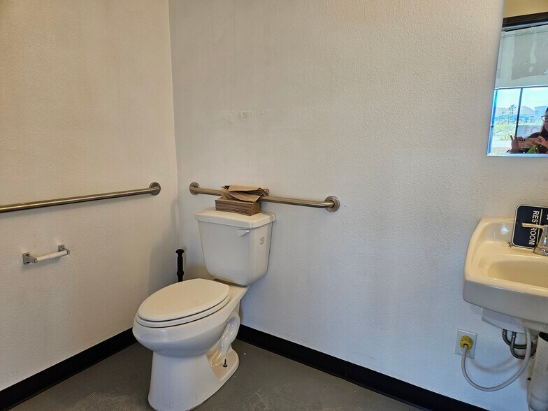 More Photos Of 2921 Friendly Pl, Bullhead City Light Distribution For Lease