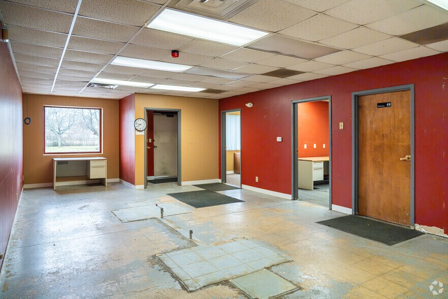 More Photos Of 9941 N Alpine Rd, Machesney Park Warehouse For Lease