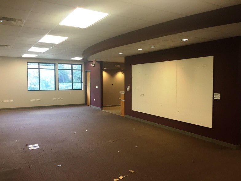 More Photos Of 80 N Virginia St, Crystal Lake Medical For Lease