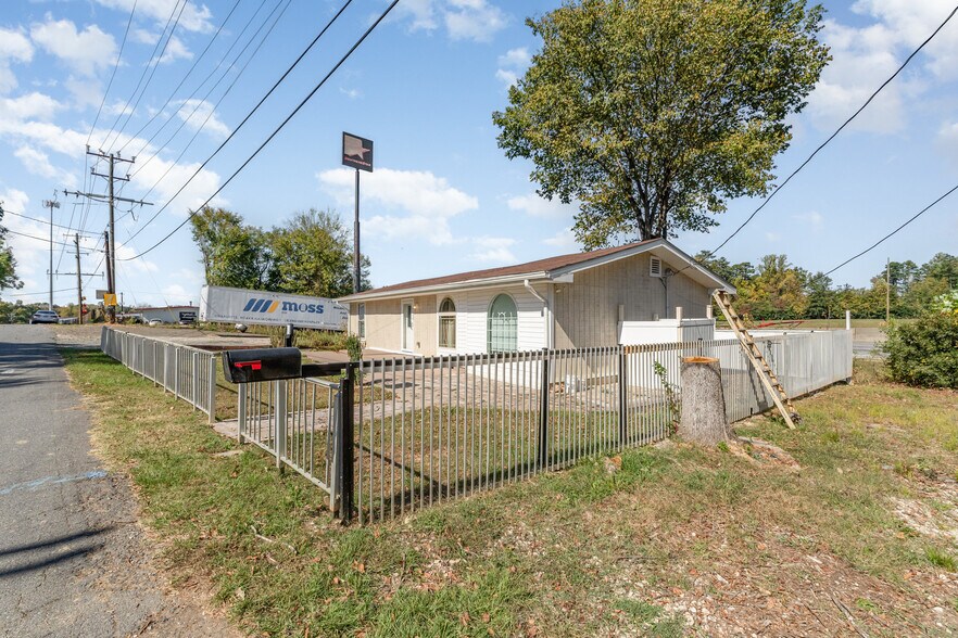 More Photos Of 9008 N Lakebrook Rd, Charlotte Light Distribution For Sale