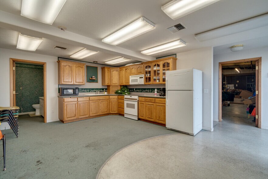 More Photos Of 1620-1720 W Airway Rd, Lebanon Manufacturing For Sale