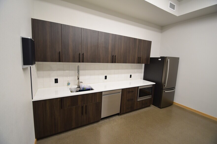 More Photos Of 2405 SW 1st St, Redmond Industrial For Lease