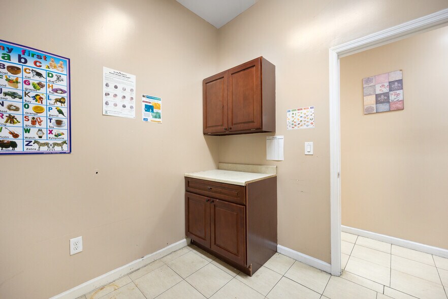 More Photos Of 600-602 Morris Ave, Bronx General Retail For Sale