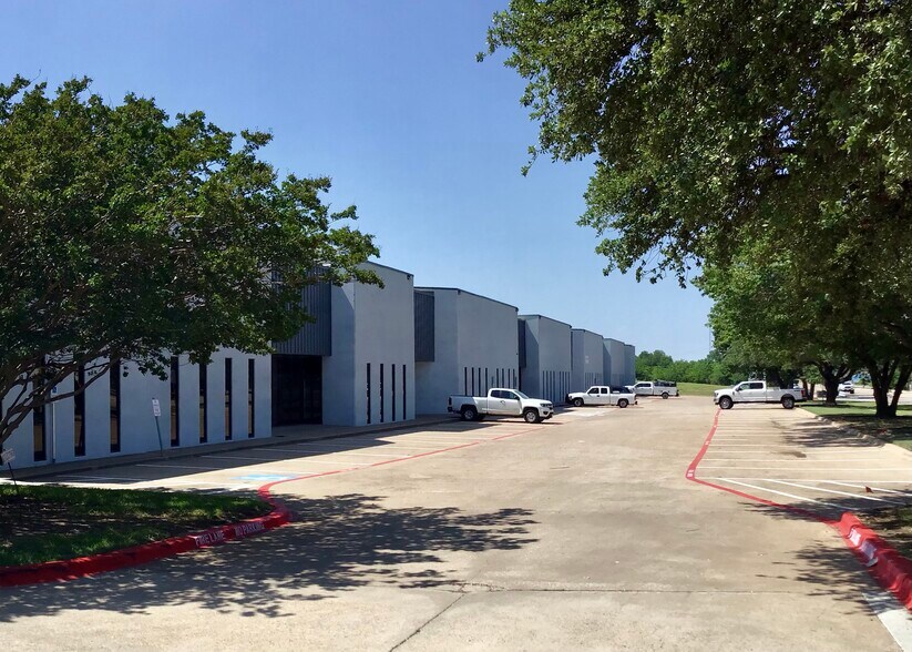 More Photos Of 808 S Blue Mound Rd, Fort Worth Unknown For Lease
