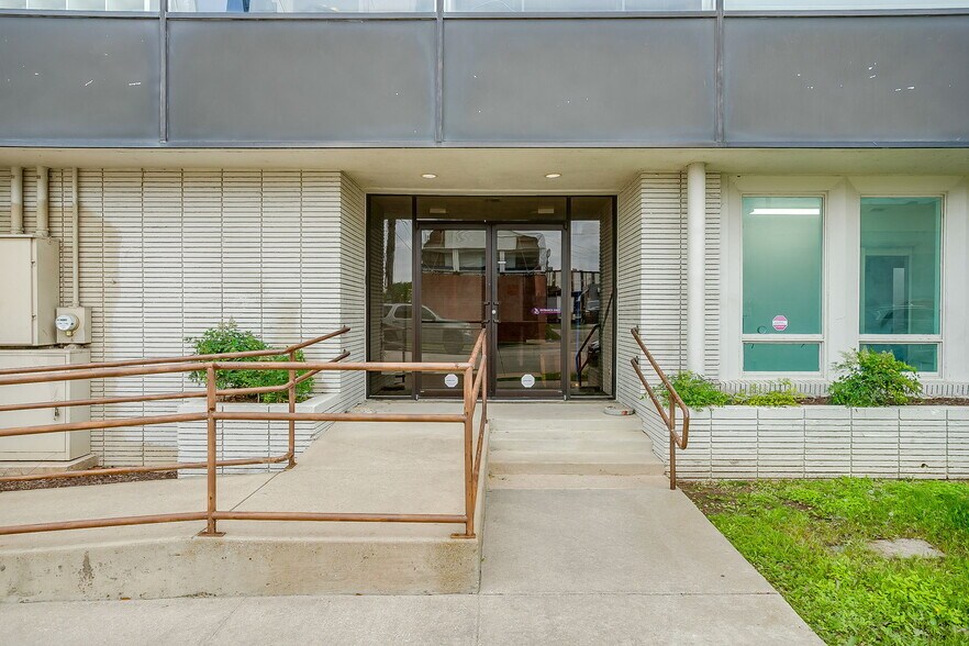 More Photos Of 1413 Rio Grande Ave, Fort Worth Office For Lease