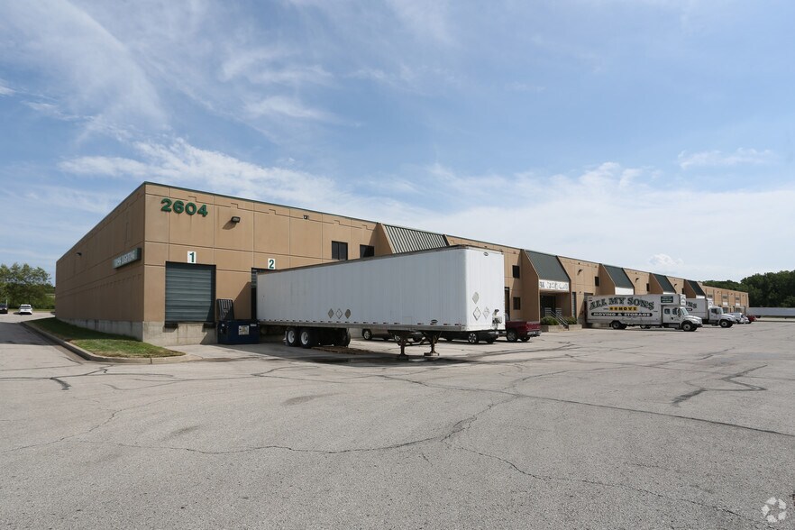 More Photos Of 2604 NE Industrial Dr, Kansas City Warehouse For Lease