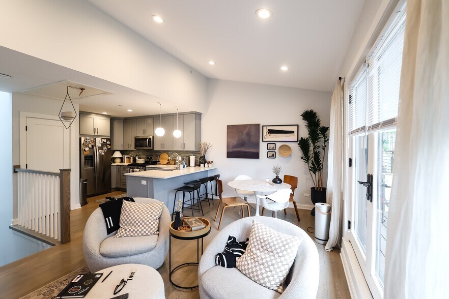 More Photos Of 1124 Florence Ave, Evanston Office Residential For Lease