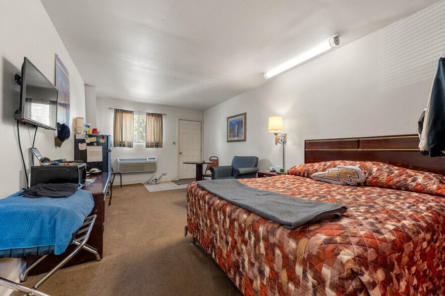 More Photos Of 416 State St, Trinidad Flex For Sale