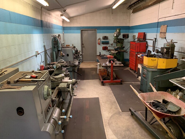 More Photos Of 1005 W Main St, Kent Auto Repair For Sale