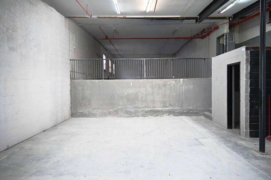More Photos Of 20 Grattan St, Brooklyn Restaurant For Lease