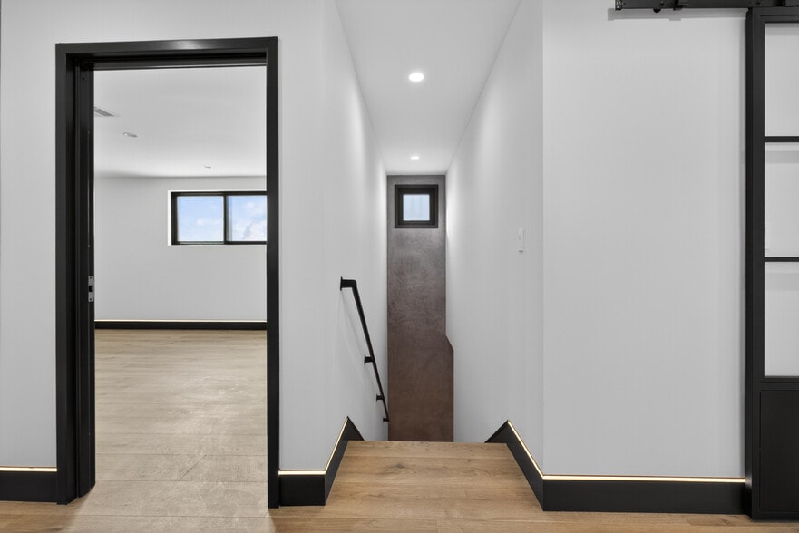 More Photos Of 703 S Main St, Burbank Showroom For Sale