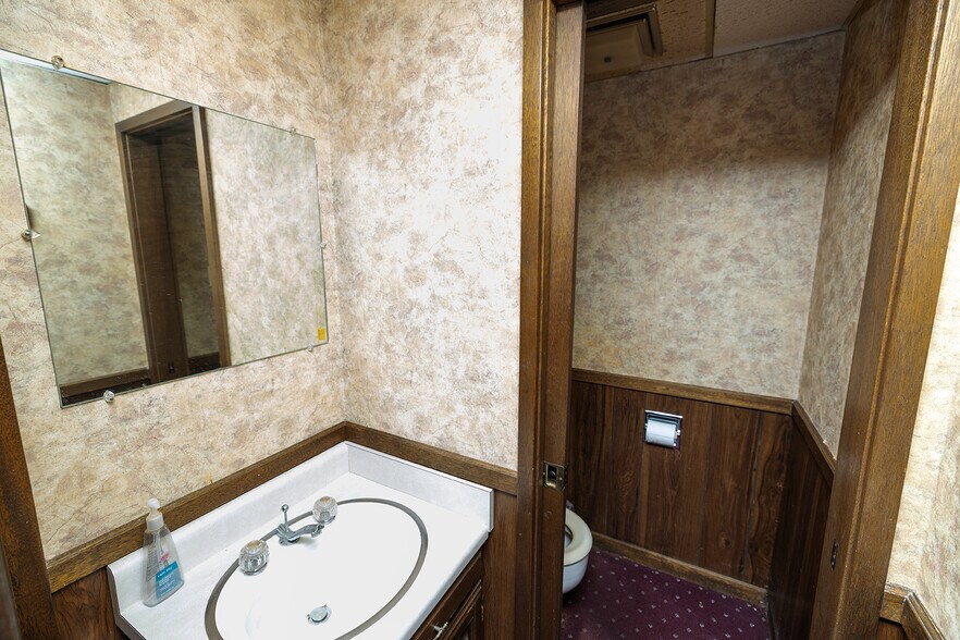 More Photos Of 504 N Poplar St, Peabody Medical For Sale