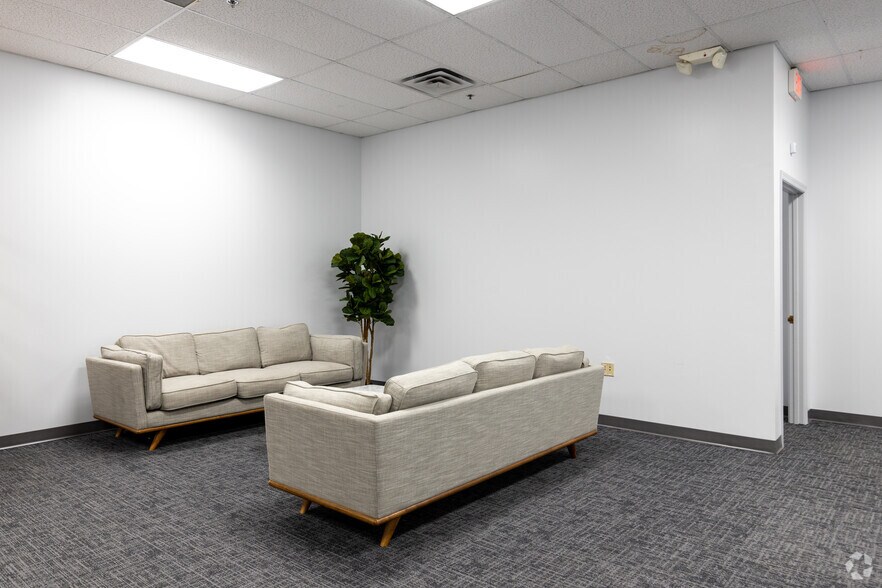 More Photos Of 2507 Investors Row, Orlando Distribution For Lease