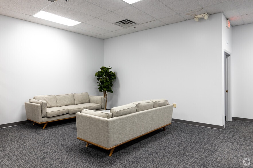 More Photos Of 2507 Investors Row, Orlando Distribution For Lease