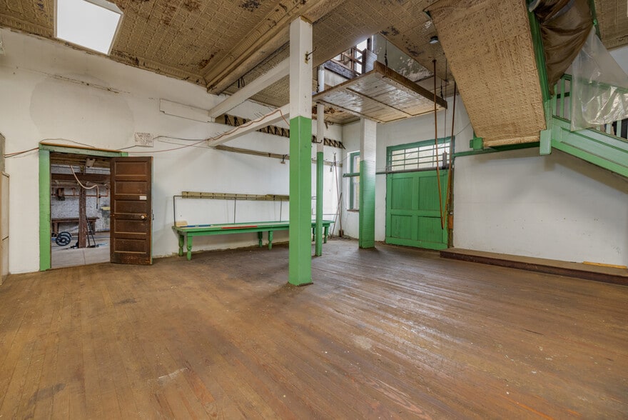 More Photos Of 1801 Main, Victoria General Retail For Sale