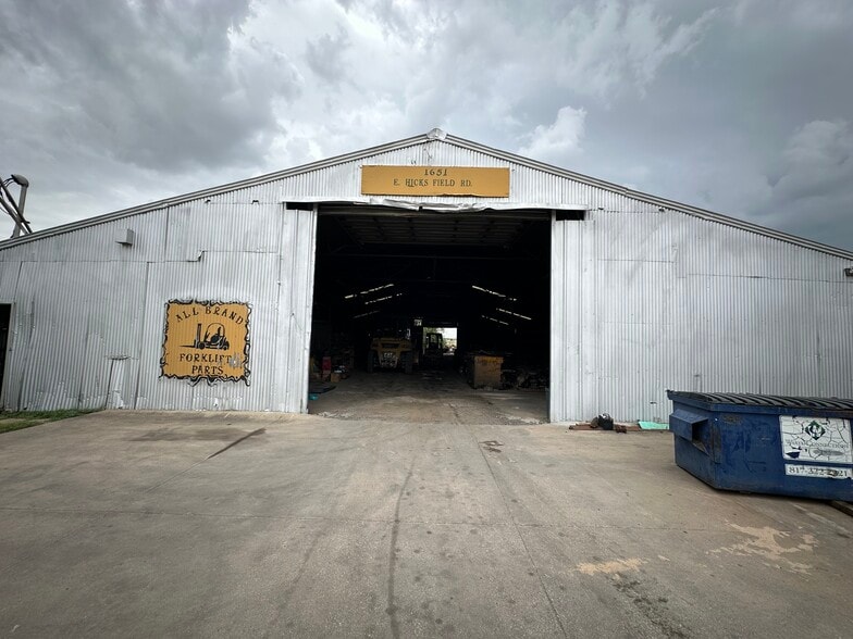 More Photos Of 1651 E Hicks Field Rd, Fort Worth Warehouse For Sale