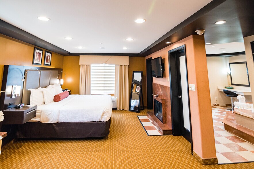 More Photos Of 933 S Riverside Dr, Elmhurst Hotel For Sale