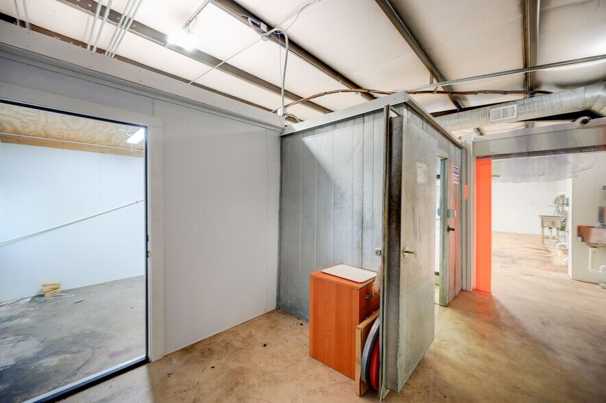 More Photos Of 1301 & 1307 Main St, Blanco Light Distribution For Sale