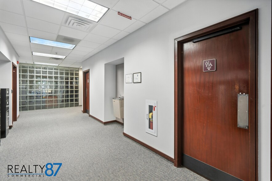 More Photos Of 4050 River Center Ct NE, Cedar Rapids Office For Lease