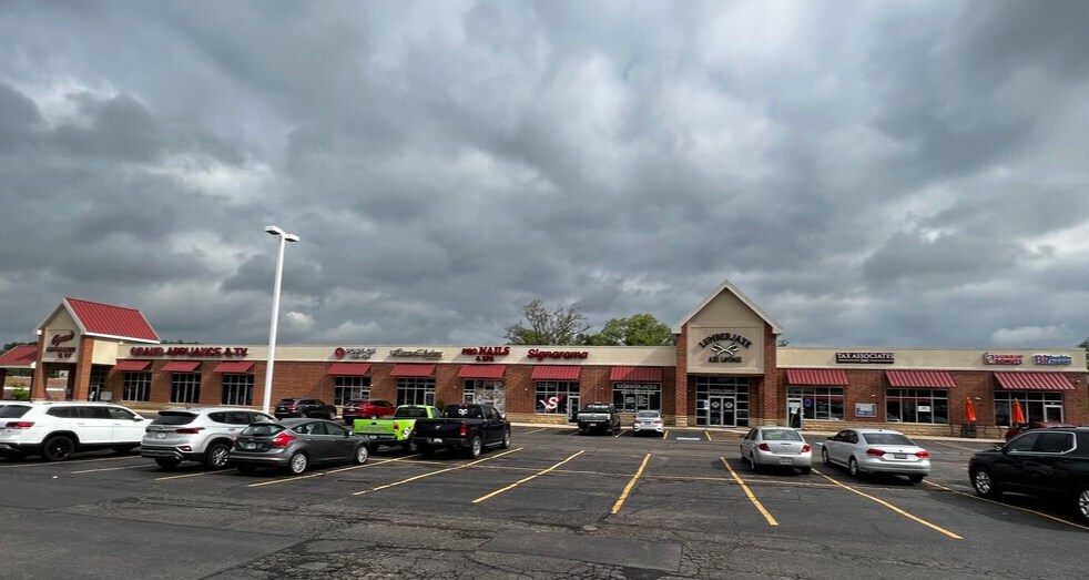 More Photos Of 210-240 Peterson Rd, Libertyville Storefront For Lease