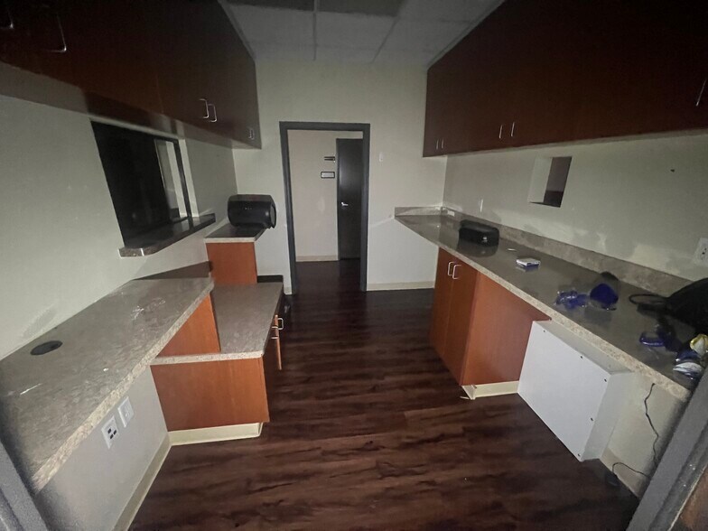 More Photos Of 1800 W Pioneer Pky, Arlington Medical For Lease