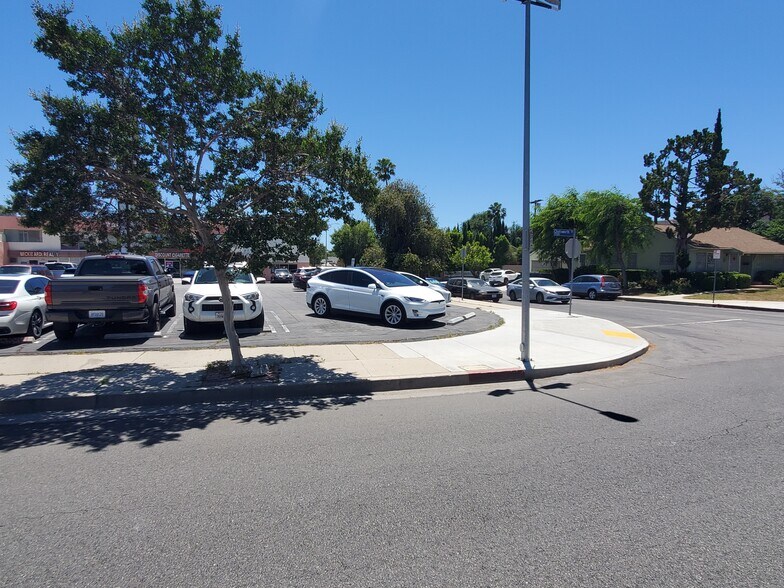 More Photos Of 17034-17058 Chatsworth St, Granada Hills Unknown For Lease