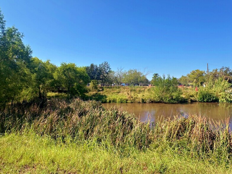 More Photos Of 215 E College St, Pleasanton Land For Sale