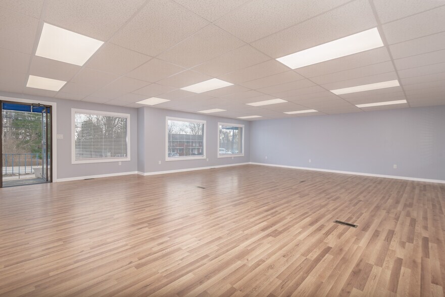 More Photos Of 238 Moon Clinton Rd, Coraopolis General Retail For Lease