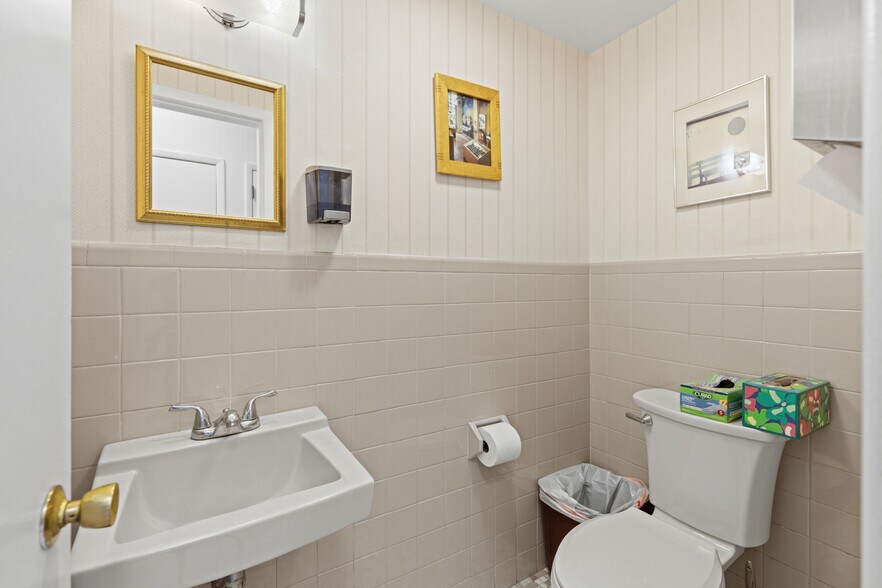 More Photos Of 87 Old River St, Hackensack Office Residential For Lease