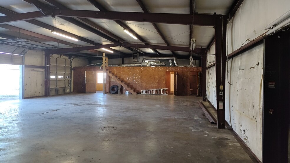 More Photos Of 135 Stonewall St, Hot Springs National Park Warehouse For Lease