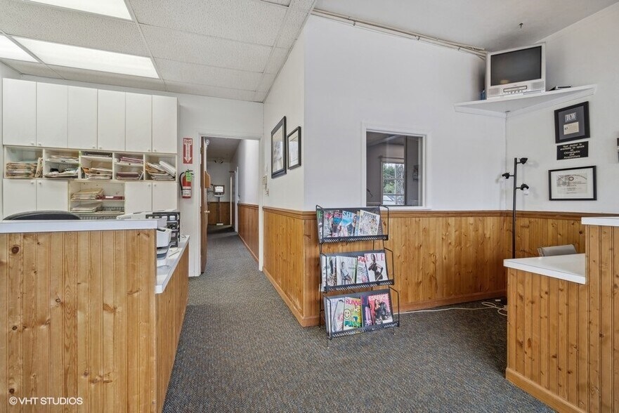 More Photos Of 2028-2104 Oakton St, Park Ridge Medical For Lease