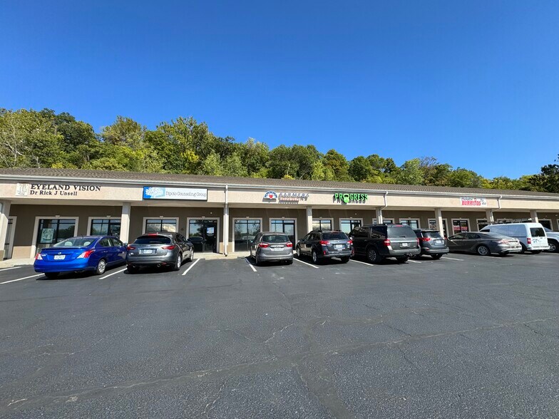 More Photos Of 7400-7440 NW River Park Dr, Parkville General Retail For Lease