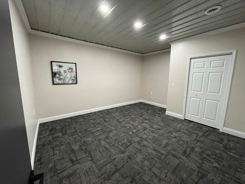 More Photos Of 1655 Plett Rd, Cadillac Office Residential For Lease