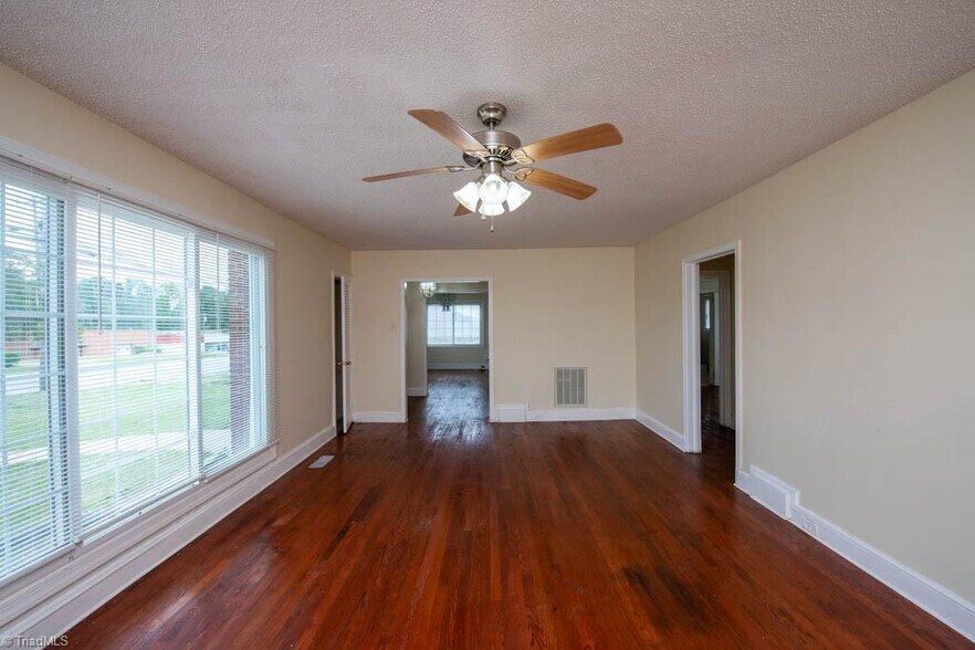 More Photos Of 2340 W English Rd, High Point Office For Lease