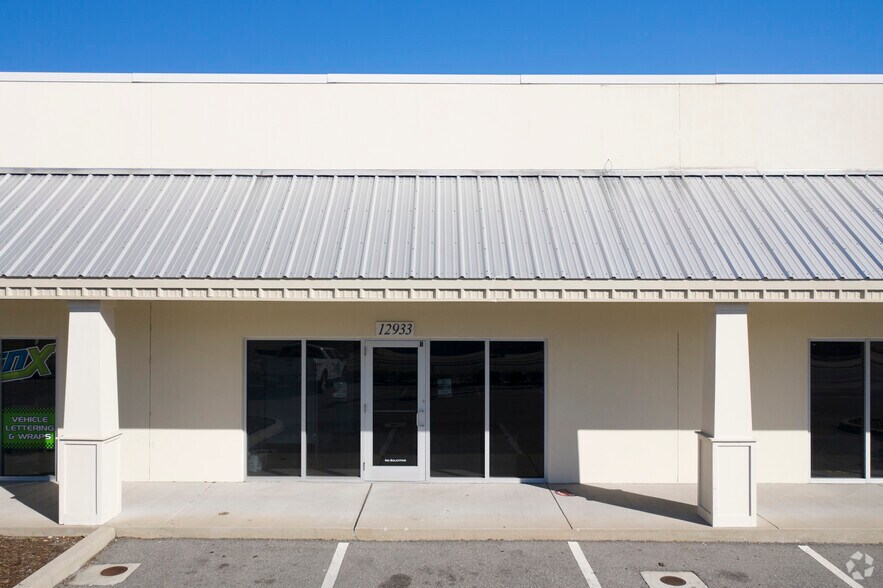 More Photos Of 12911-12921 N Nebraska Ave, Tampa Flex For Lease