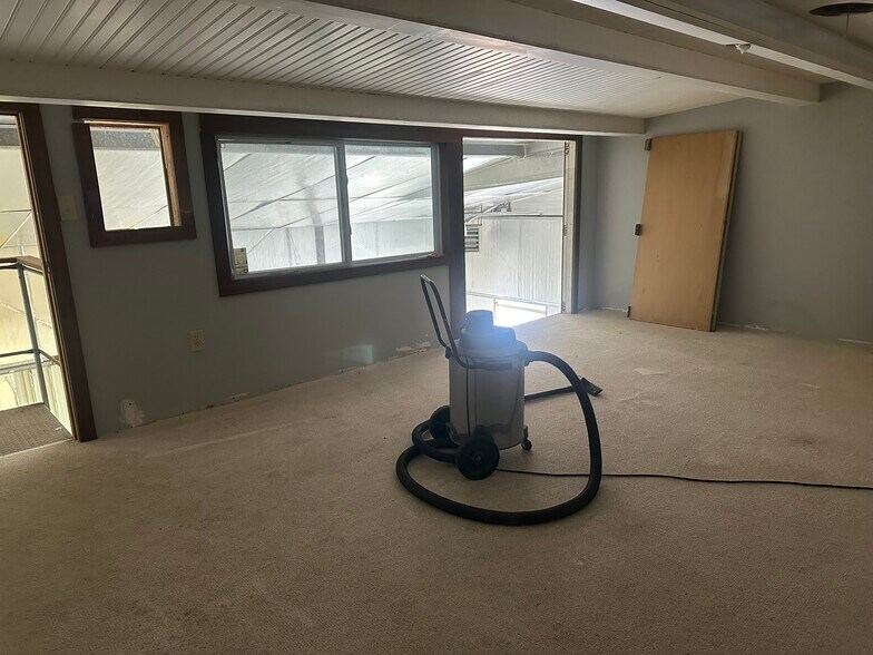 More Photos Of 10 Hangar Rd, Vineyard Haven Warehouse For Lease