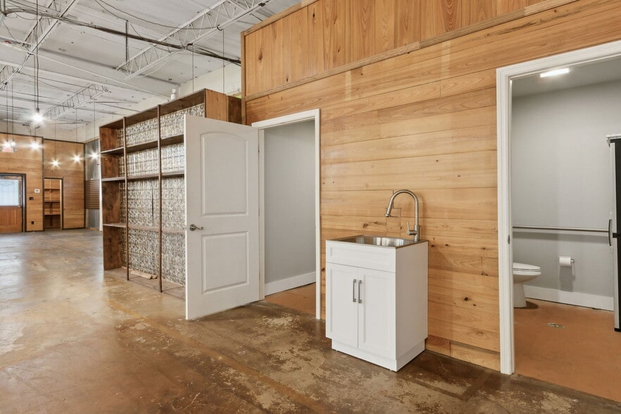 More Photos Of 30 Barber Rd, Macclenny Showroom For Sale