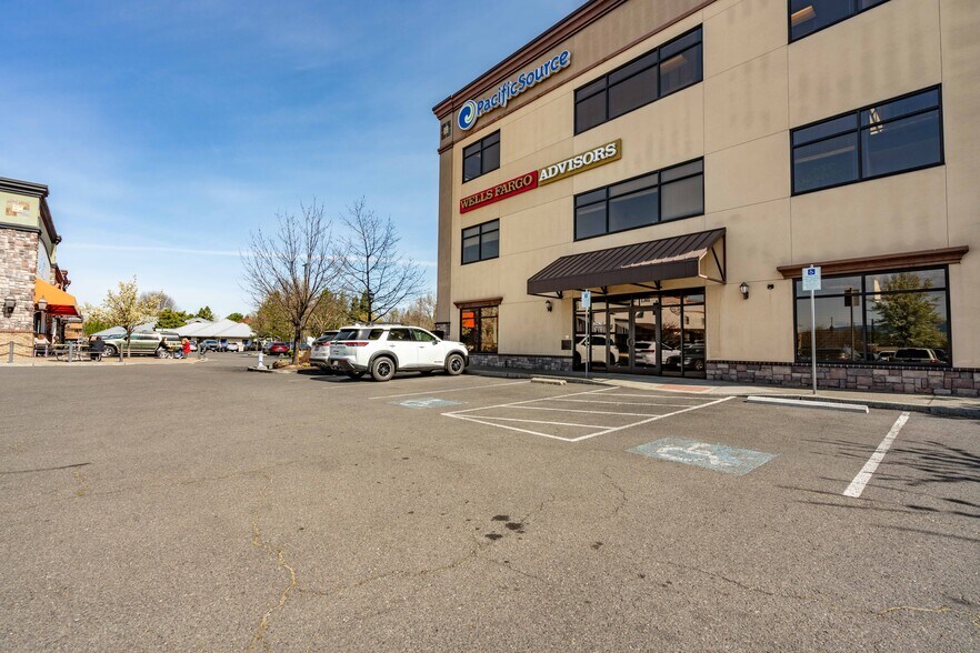 More Photos Of 1301 Poplar Dr, Medford Medical For Lease