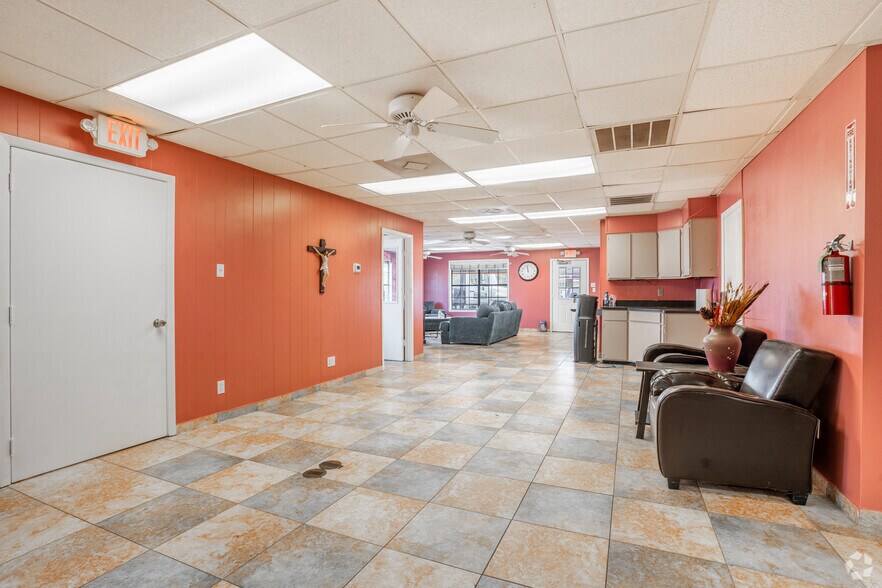 More Photos Of 2606 Shaver St, Pasadena Auto Dealership For Lease