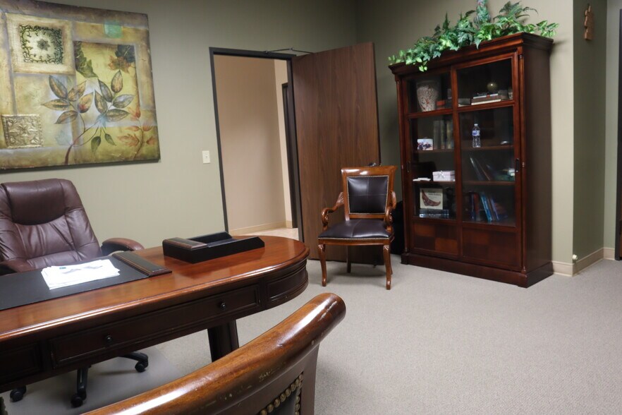 More Photos Of 9405 Huffmeister Rd, Houston Storefront Retail Office For Lease