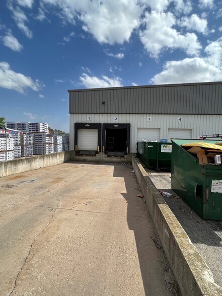 More Photos Of 5501 Clairemont Dr, Appleton Light Manufacturing For Lease