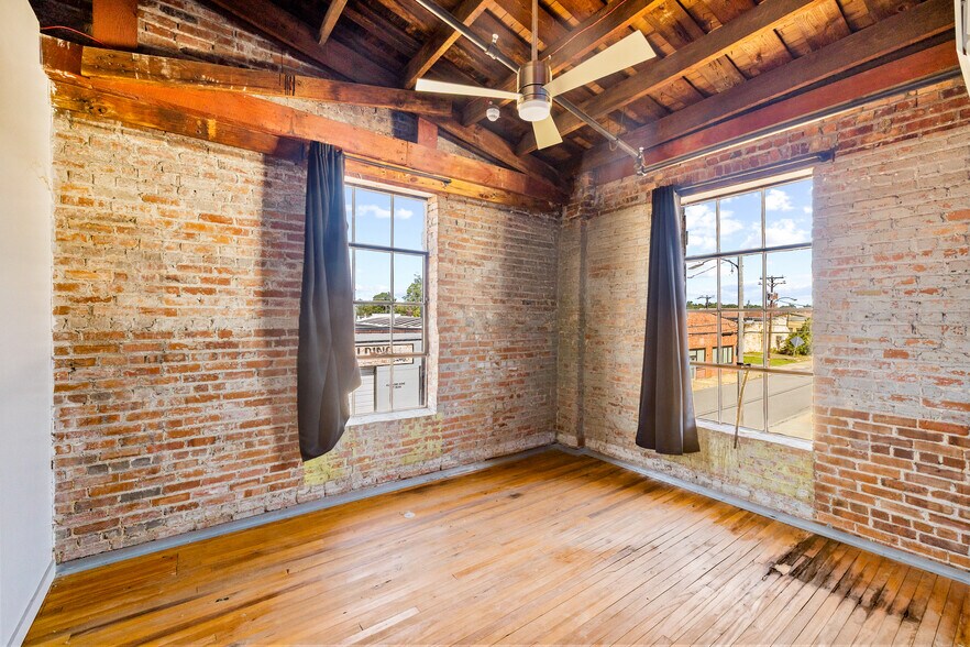 More Photos Of 122 E Laurel St, Mullins Industrial For Sale
