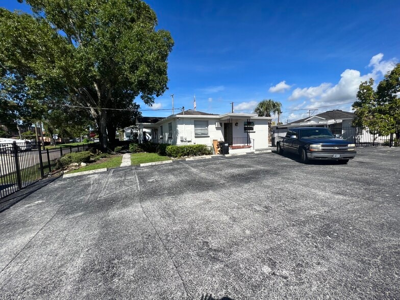More Photos Of 2323 W Aileen St, Tampa General Retail For Lease