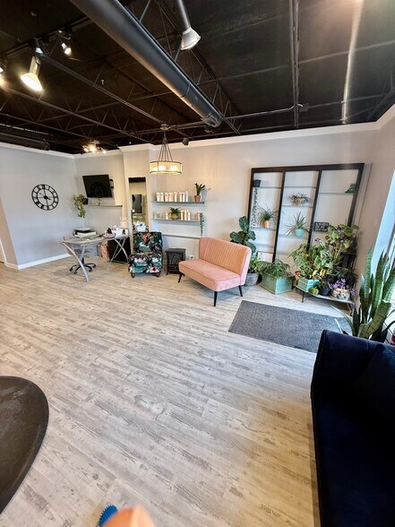 More Photos Of 8303 Washington St, Chagrin Falls Storefront For Lease