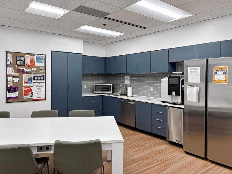 More Photos Of 8888 Keystone Crossing, Indianapolis Coworking Space